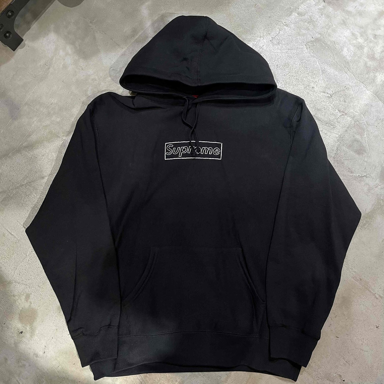 8/29まで最終値下げ　supreme カウズ　パーカー　美品 Supreme - KAWS Chalk Logo Hooded Sweatshirt - UG.SHAFT