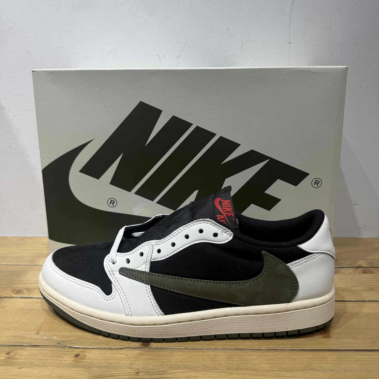 NIKE x TRAVIS SCOTT 2023 WMNS AIR JORDAN 1 LOW OG SP "MEDIUM OLIVE" US10/JP27.0cm DZ4137-106 ナイキ トラヴィススコット エアジョーダン1ロー ミディアムオリーブ スニーカー 心斎橋店【中古】｜union3 店