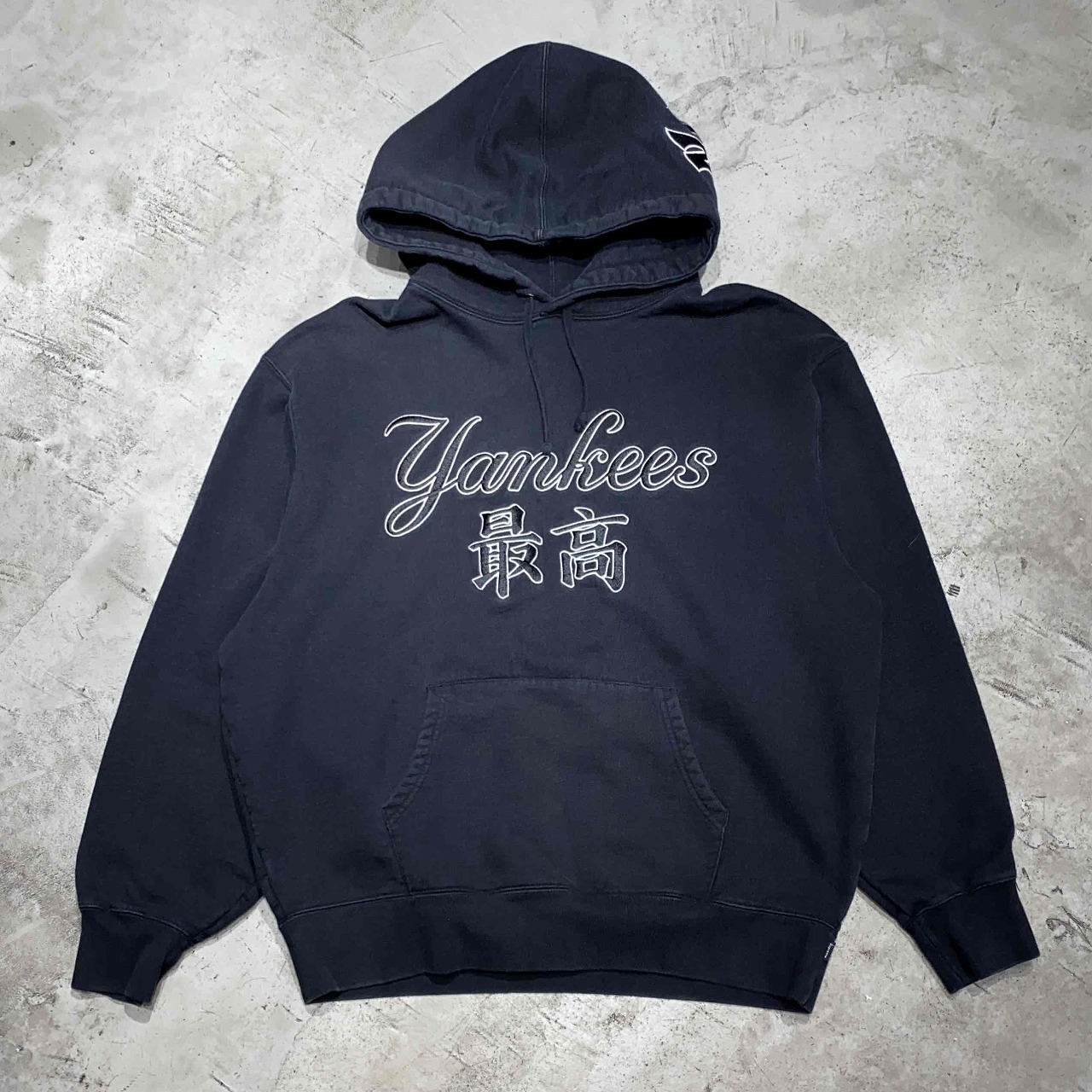 Supreme 22aw New York Yankees Kanji Hooded Sweatshirt XL大いさ シュプリーム ニューヨーク州ヤンキース 目覚ましいロゴフーデッドスウェットシャツ 心斎橋店【中古】 メンズファッション-トップス