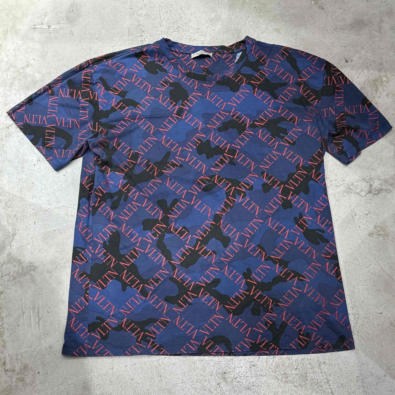 VALENTINO LOGO CAMOUFLAGE PRINT T-SHIRT SIZE-XXL SV3MG01U5G5 ヴァレンティノ カモフラージュ 迷彩 ロゴ 総柄 プリント Tシャツ TEE 心斎橋店【中古】