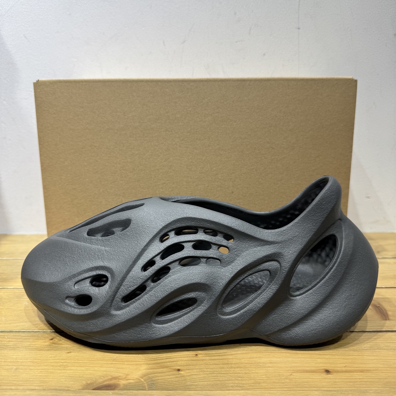 adidas Yeezy Foam Runner クレイトープ adidas YEEZY Foam Runner 