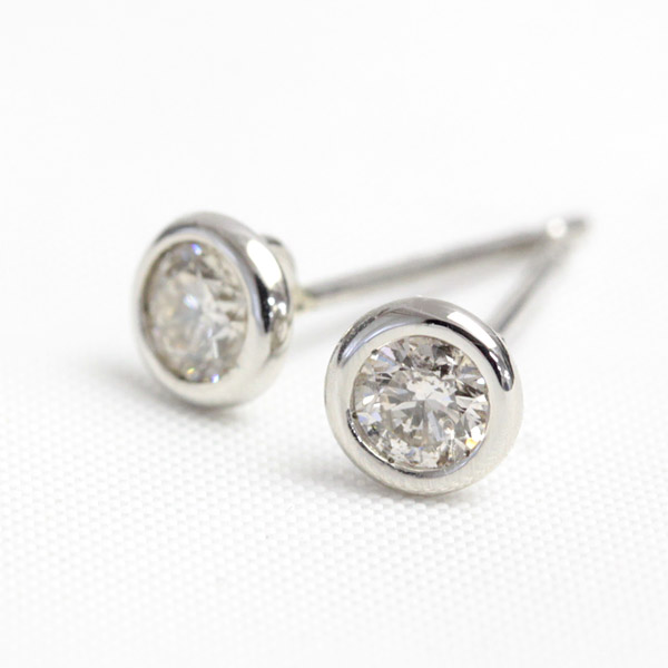 PT ダイヤモンド ピアス 0.2ct フクリン 覆輪 ベゼルセッティング 一粒ダイヤ pt900 プラチナ ダイヤ ピアス 1ペア販売 K18 イエローゴールド ピンクゴールド｜ジュエリーエクセレンテ