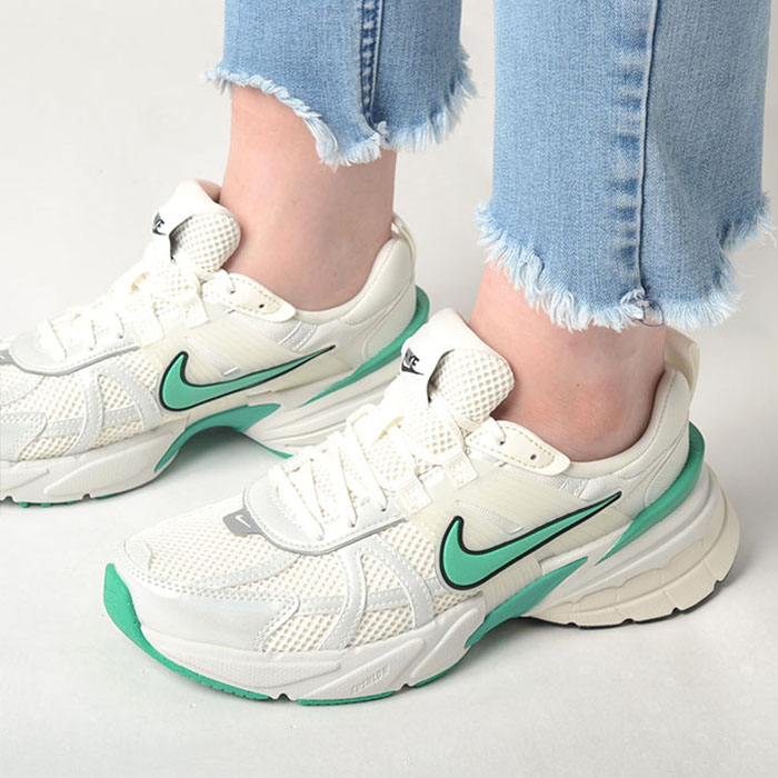 Nike V2K Run スニーカー　FD0736-103 Women's Nike Wmns V2K Run Summit White Metallic Silver Women Casual