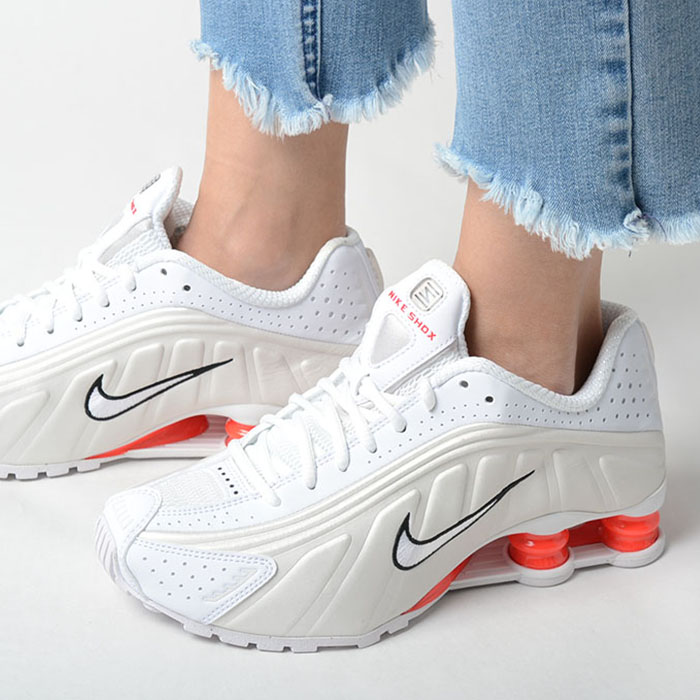 NIKE SHOX R4 ナイキ 大気圏 ショックス ウィメンズ レディース スニーカー 白いこと ar3565-103