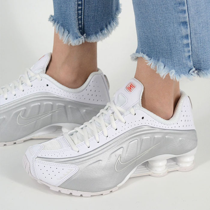 NIKE SHOX R4 ナイキ 大気圏 ショックス レディース スニーカー 白いことしろがね色 ar3565-101l