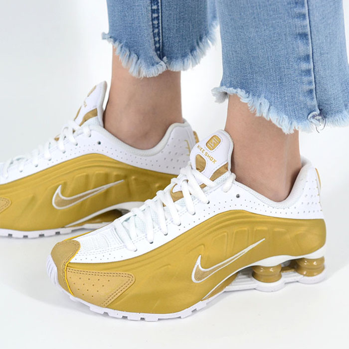 NIKE SHOX R4 (GS) ナイキ エア ショックス ウィメンズ レディース スニーカー ホワイトゴールド cw2626-700|honey(ハニー)