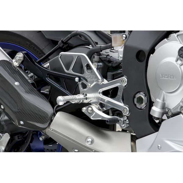 (LINEクーポン有)OVER Racing 51-424-01 バックステップ 4ポジション シルバー YZF&minus;R1 15 ／YZF&minus;R1 20&minus; 5142401｜測定器・工具のイーデンキ