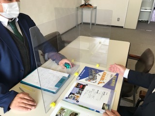 【在庫限り】エチケットパネル アルコオール消毒OK 割れない ポリ塩化ビニル ヒビも防止 ウイルス対策に 衝立 移動式 仕切り板 パネル 　飲食店 コロナ対策　オフィス カウンター席 パーテーション　テーブル 一人席 相席 おひとり席