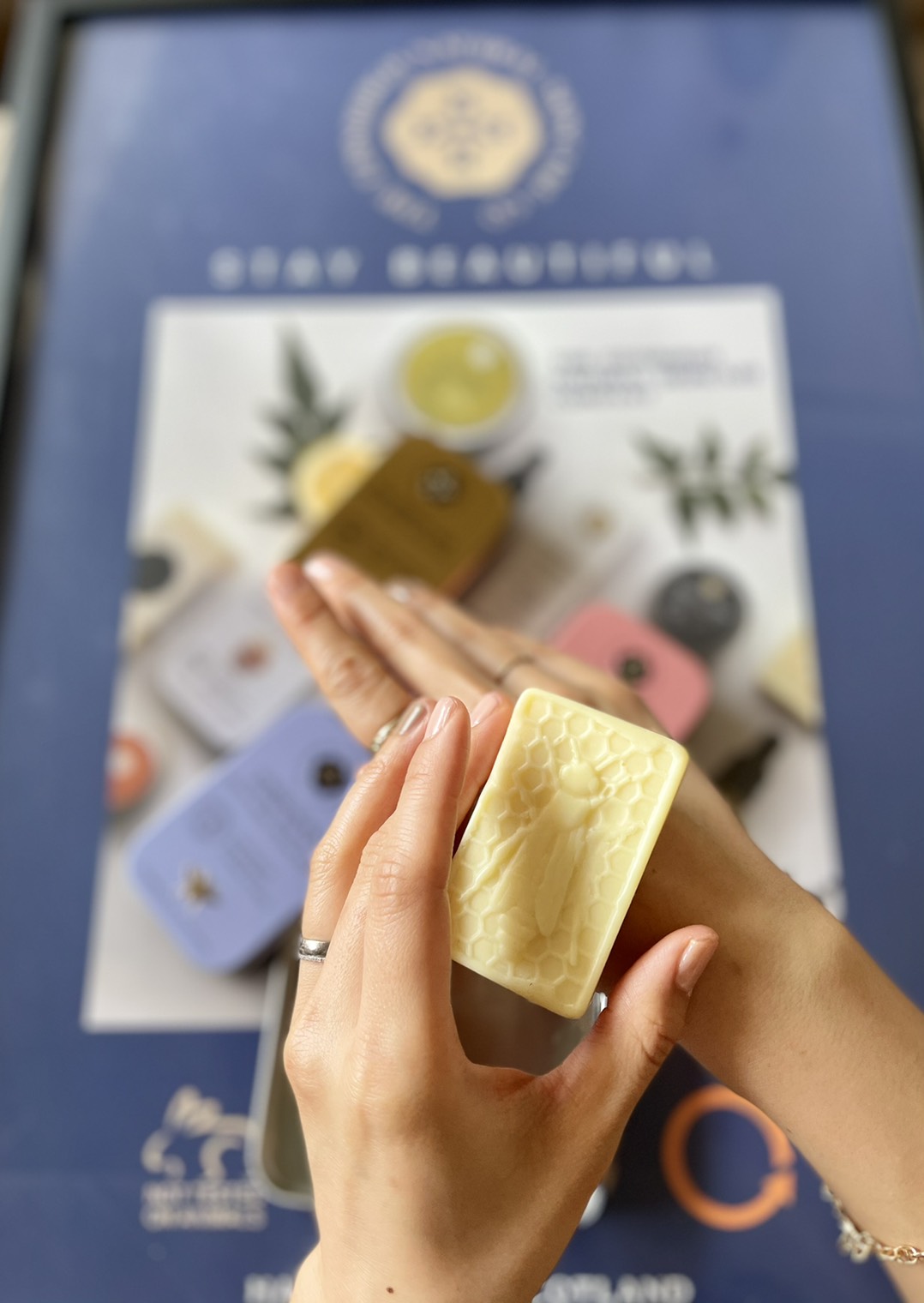 楽天市場 ハンドクリーム 100 ナチュラル The Edinburgh Natural Skincare Co 植物由来 ミツロウ 手荒れ 肌荒れ 保湿 ハンドメイド ギフト プレゼント 香り ローズゼラニウム ジャスミン ベイローレル 50g エディンバラ エディンバラナチュラルスキンケア 楽天市場 ハンドクリーム 100 ナチュラル The Edinburgh Natural Skincare Co 植物由来 ミツロウ 手荒れ 肌荒れ 保湿 ハンドメイド ギフト プレゼント 香り ローズゼラニウム ジャスミン ベイローレル 50g エディンバラ エディンバラナチュラルスキンケア