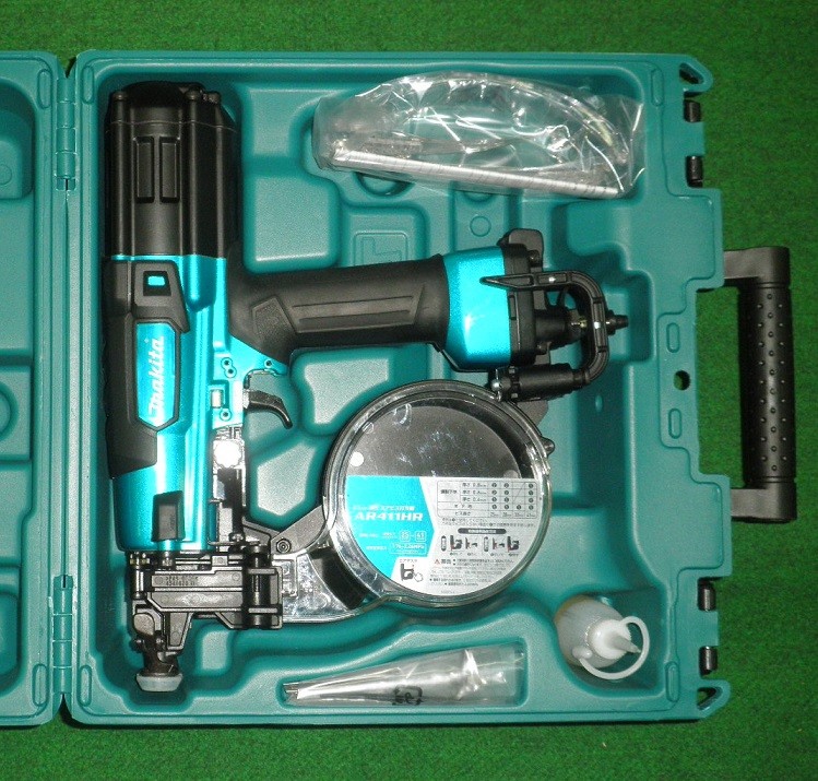 送料無料 マキタ AR411HRM 41mm高圧エアビス打ち機 青 縦型マガジン採用 新品 ターボ マキタエアー工具 純正品｜プロショップE-道具館店