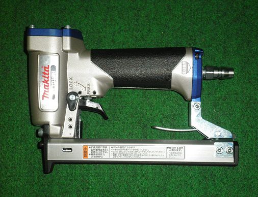 マキタ AT1013B 10X13粍常圧エアタッカ 調度品・建具の精神的な統合や畳み営造に至適 新品 マキタ電動手道具 完全無欠品