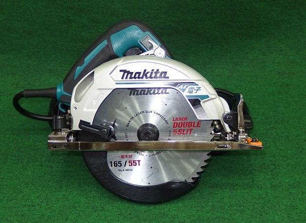 マキタ HS6302 165mm 厚切込み 電子マルノコ 切込深さ66mm 滑らか起動 左5&deg;傾斜可 AC100V チップソー付 青 新品 純正品｜プロショップE-道具館店