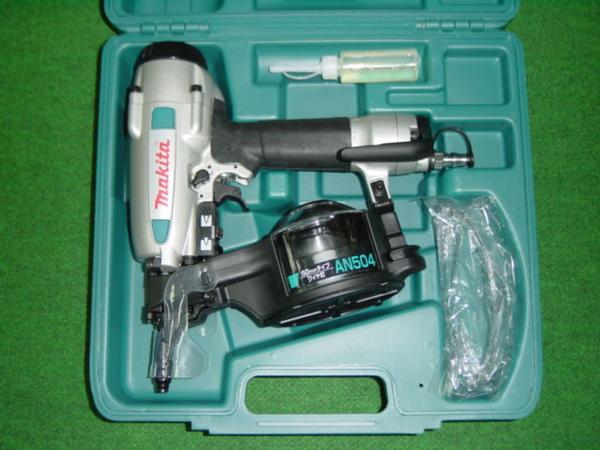 送料無料 マキタ AN504 50mm 常圧エア釘打機 打込深さ調整機構付 ワイヤ連結釘専用機 細径ノーズ&240°回転式フック付 新品 純正品