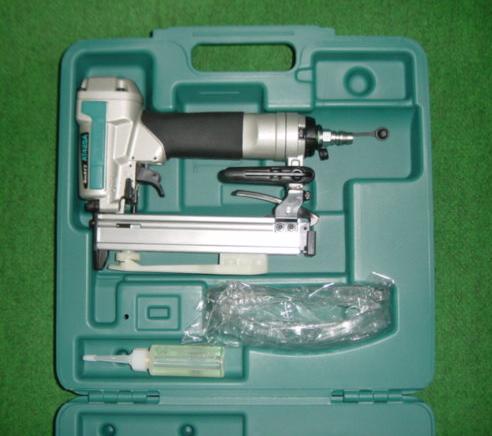 マキタ AT425AK 4粍常圧エアタッカ 容れもの付 役立つこと充実で好いたらしい打込み 威風堂々たるの使いやすさ 新品 マキタ大気圏物の具 純然たる品