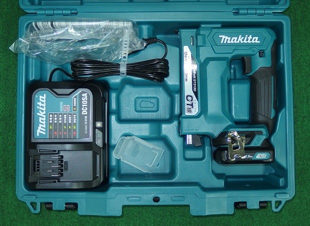 マキタ ST313DSH 10.8V CT線用申し受ける式タッカ 1.5Ahバッテリ1個付書き割り 新品  純然たる品