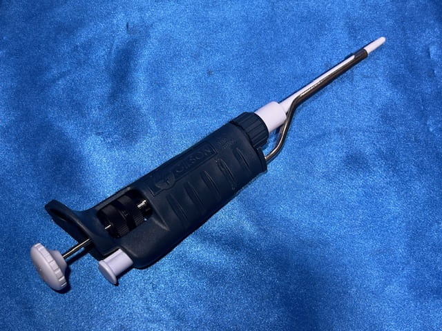 【中古】　3421　Gilson/ギルソン　ディスペンサー　ピペットマン　型番：P100 20~100μl 　大学　研究　理化学機器　中古機器｜EHI　店