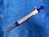 【中古】 3425 柴田科学の科目/SHIBATA 分注器 マクロ命令ピペット 型番：0.4～2mL 理化学計器 分科大学 試験 練習曲 中古計器