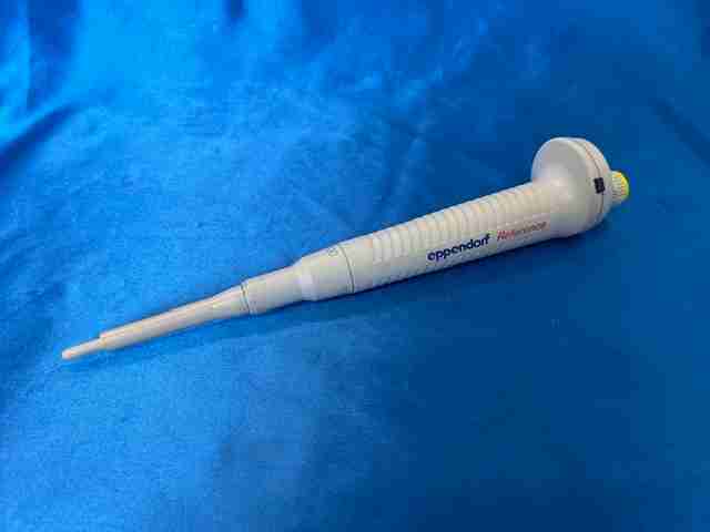 【中古】 3371  エッペンドルフ マイクロピペット 型番：静電容量変数10～100μl C手合い 理化学備品 分科大学 試み 修める 中古備品 動くこと突きとめる済