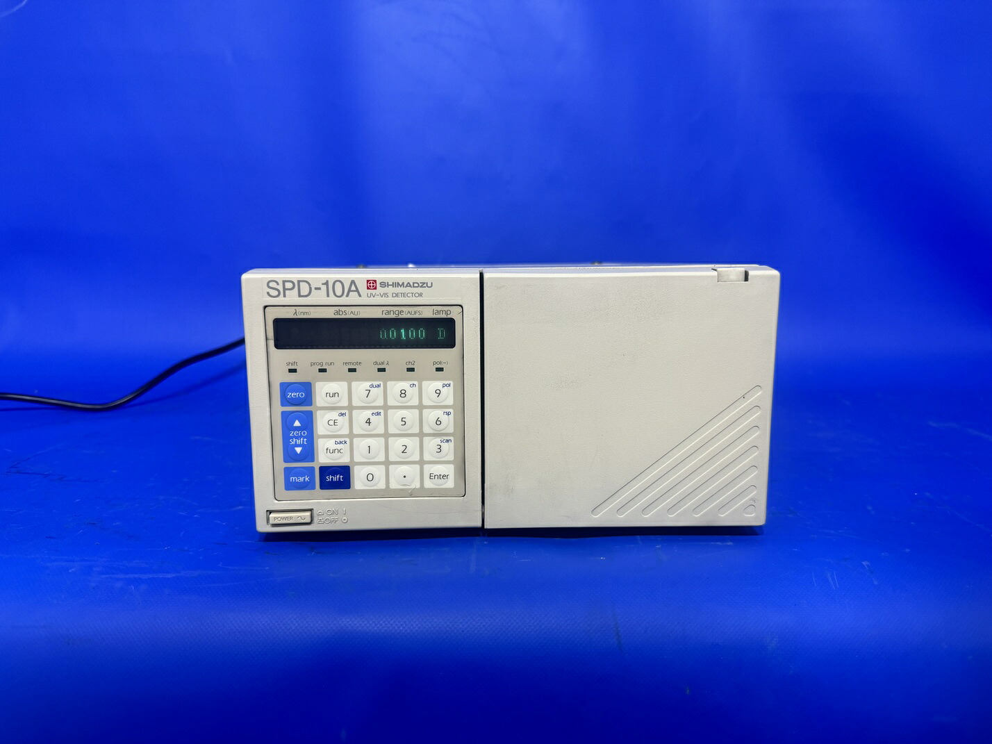 【中古】　111-7　島津製作所　SHIMADZU　液体クロマトグラフ　UV検出器　型番：SPD-10A　通電確認済　精密機械　分析機器　中古機器　研究　大学