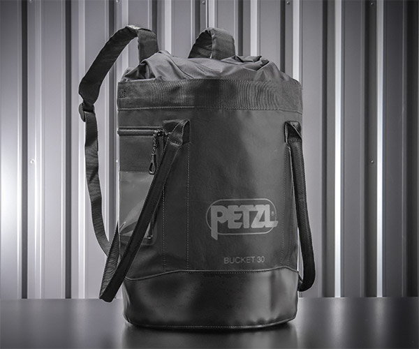 日本正規品 ペツル バックパック バケット 30 ブラック ロープバッグ 容量30L (S001CA01)(3342540839618) PETZL|エヒメマシン 店