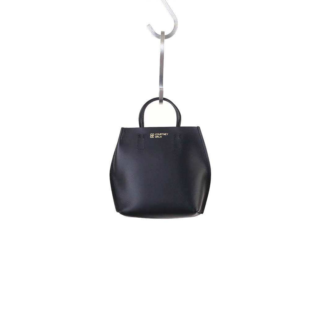 COURTNEY ORLA コートニーオーラ トート バッグ SLOPE TOTE super mini ブラック スムースレザー SLO22FCL011000BK スーパー ミニ トートバッグ 黒 シンプル 無地 鞄 ビジネス 通勤 仕事小さい コンパクト 小さめ 可愛い チビ バッグ 縦長