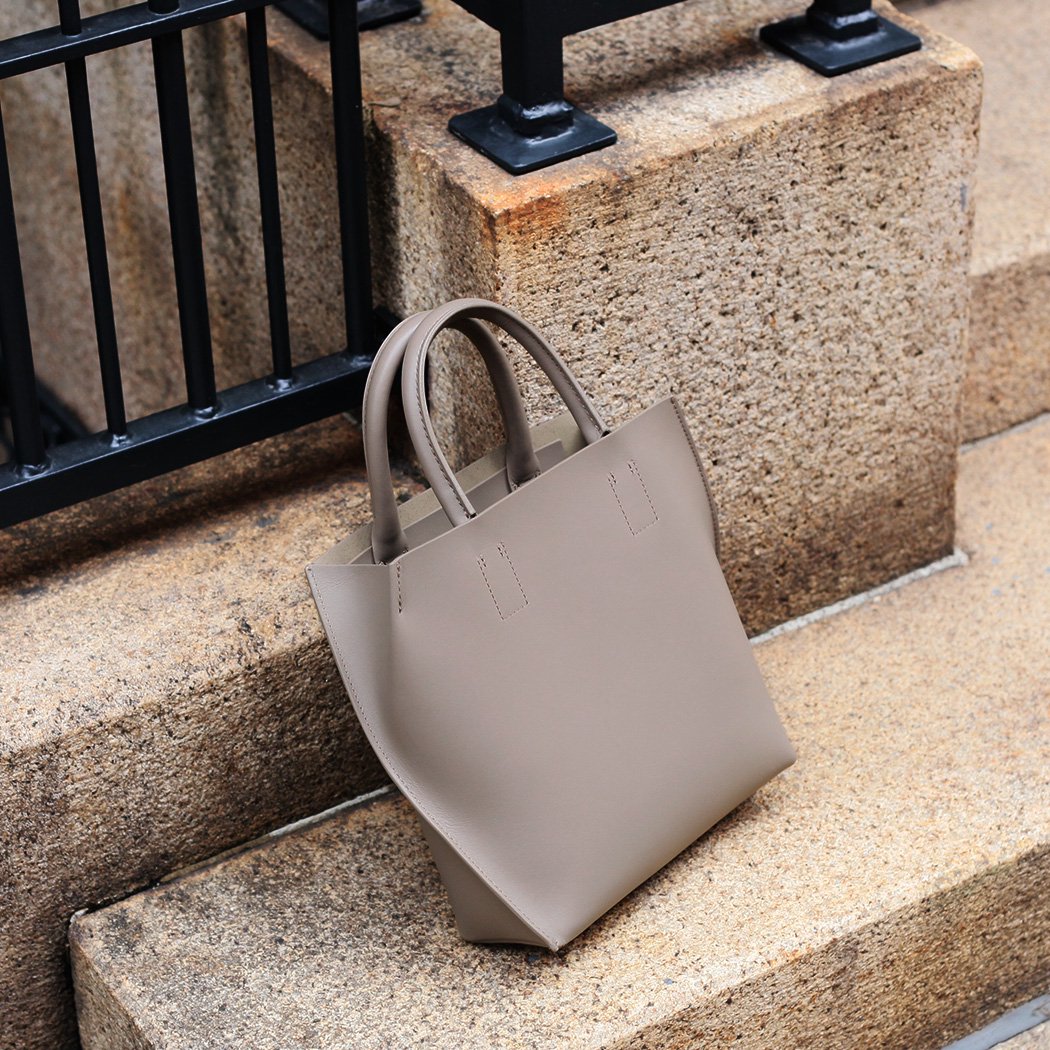 COURTNEY ORLA (コートニーオーラ) / SLOPE TOTE s - トープ スムースレザー SLO23FCL011002TPE トートバッグ 縦長 グレー ベージュ シンプル 無地 鞄 バッグ シンプル フォーマル ハンドバッグ