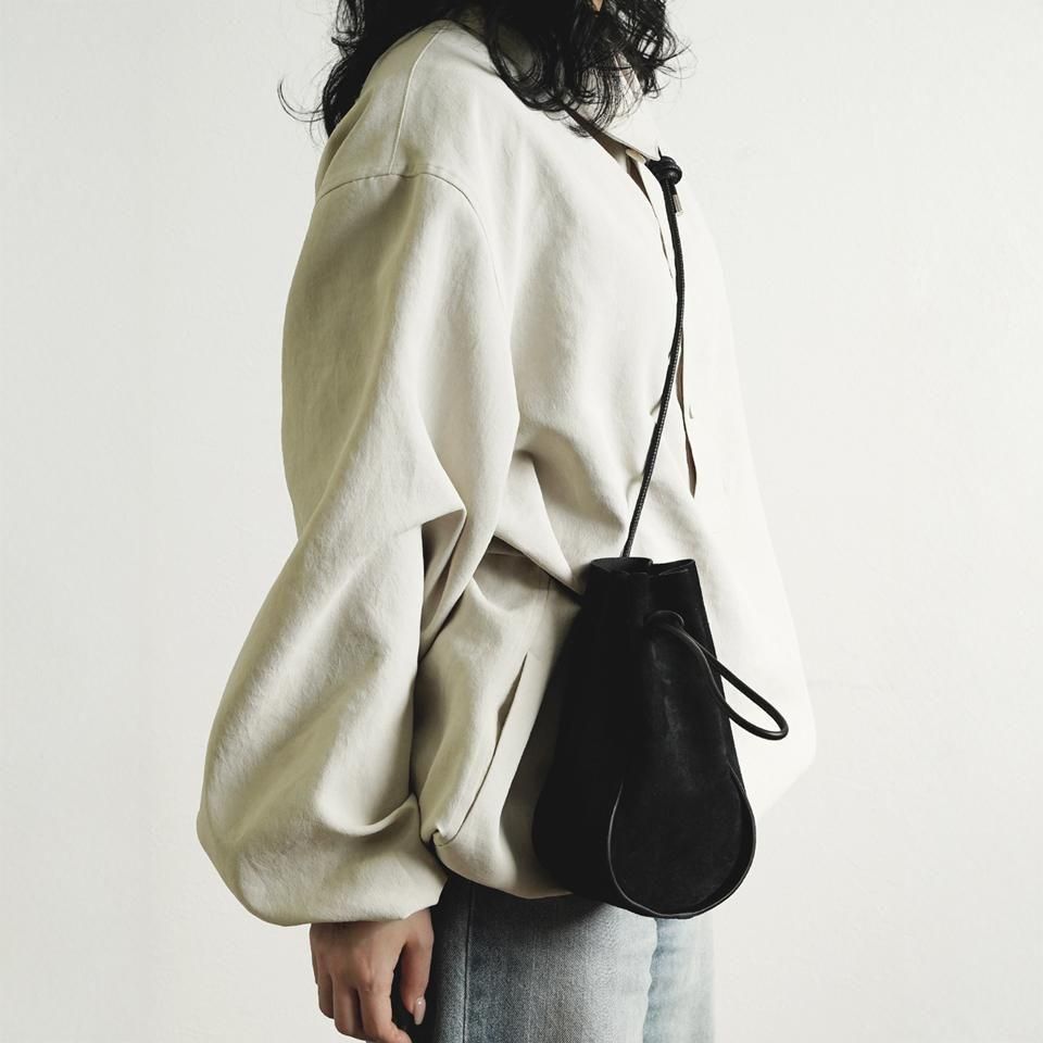 ITTI バッグ イッチ HERRIE KINCHAKU POUCH GPM MOSSA LDN 巾着 バッグ ポーチ - ブラック ITTI-BAG-164-MOS レディース 黒 ミニバッグ ショルダーバッグ レザー スエード 本革 ECCO社製 日本製 無地 黒 牛革 鞄 手持ち きんちゃく｜ジュエリー／ファッション　EHS