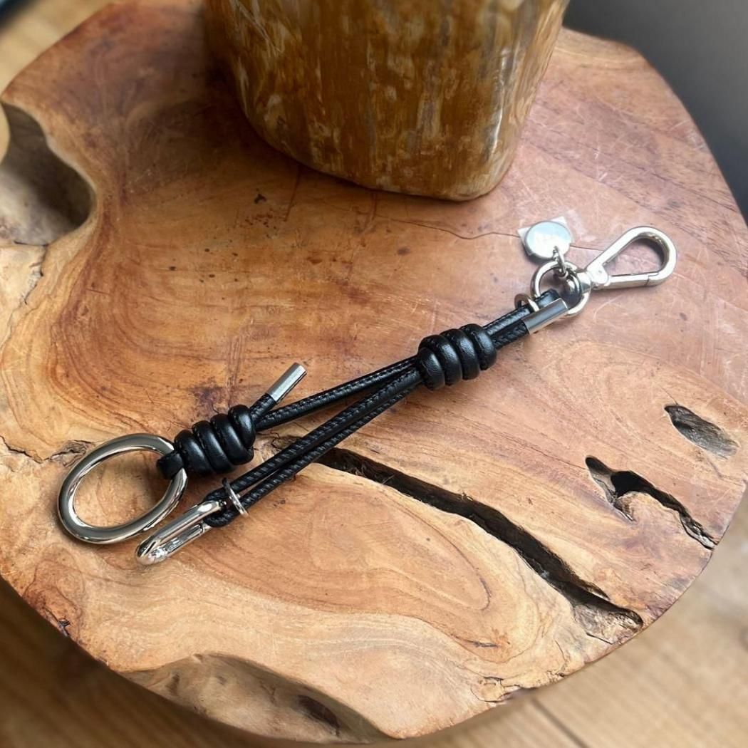 ITTI (イッチ) / CRISTY KNOT CODE CHARM / RAPTO JP - ブラック ITTI-GOODS-104 ノットコード チャーム レザー レディース メンズ 本革 日本製 無地 牛革 ユニセックス チャーム バッグ キーホルダー キーリング
