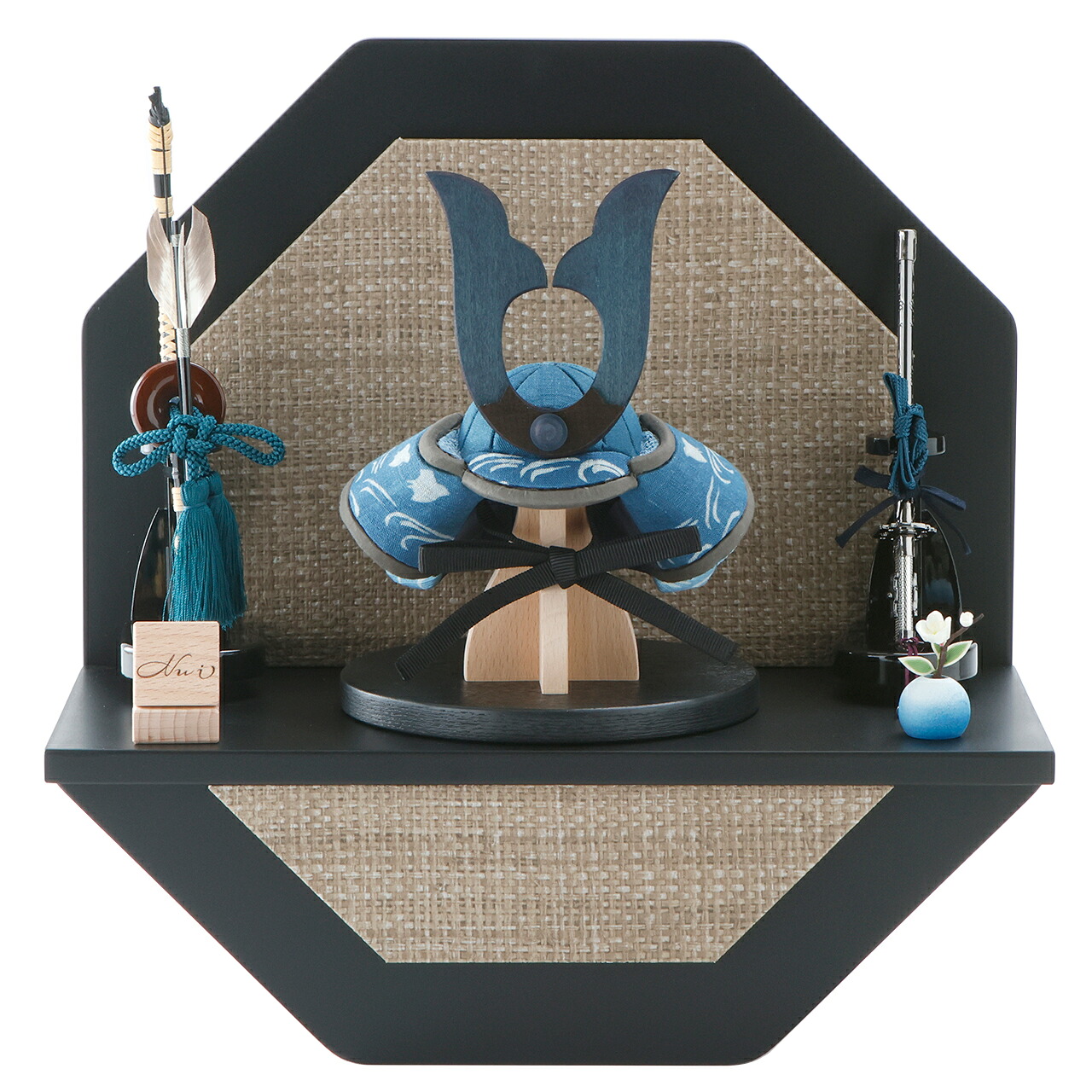 【人形の永光 「藍 - INDIGO -」 / 幅35×奥行18×高さ35cm 】五月人形 5月人形 五月飾り 兜飾り 平飾り 平置き 木製 名札 名前 札 コンパクト サイズ 初節句 飾り 木目込 縫 nui