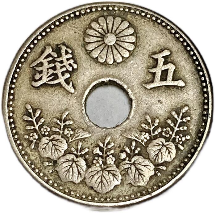安心の本物。極美品、古銭菊5銭白銅貨明治ニ十ハ年号。超希少アンティークレア物。 安心の本物。極美品、古銭菊5銭白銅貨明治ニ十ハ