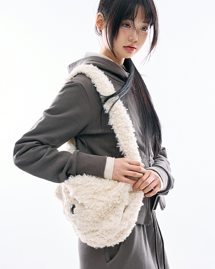 【貨物輸送無料】ラウコハウス【Raucohouse】Lumi boucle flap bag / ルミブークレフラップバッグ 男女兼用【堅苦しさ販売店】 Black-Beige