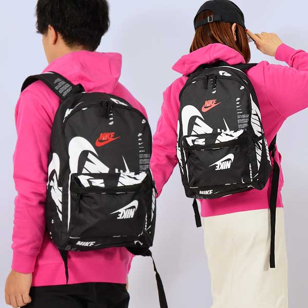 送料無料 ナイキ リュックサック Nike ヘリテージ バックパック シュー ボックス 25l リュック バッグ かばん デイパック メンズ レディース 学校 通学 ロゴ 総柄 プリント ブラック 黒 Dq5956 010 22冬新作 ベビーグッズも大集合