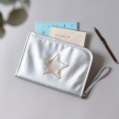 [10mois(ディモワ)] 母子万覚え帳入れもの Silver（しろがね色）15×21糎までの母子万覚え帳に相応う 23251020