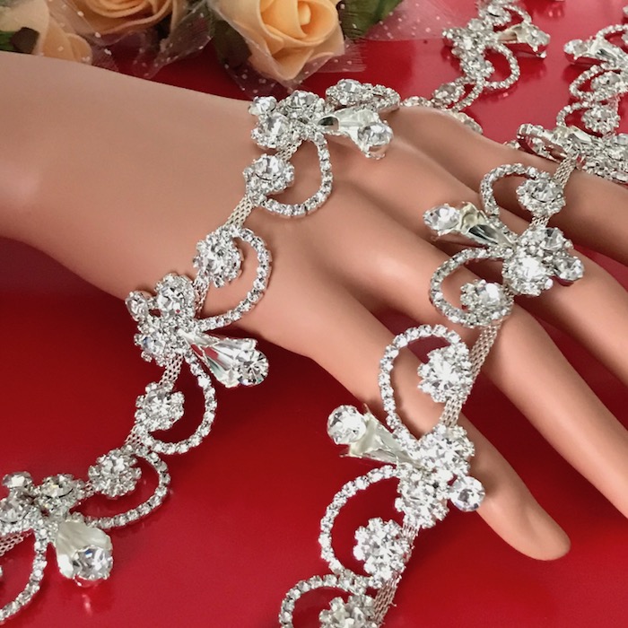 キャサリンハムネット ブレスレット　ラインストーン　カットガラス　ホワイト文字盤 キャサリンハムネット-9197 – メガネストアー 公式オンラインショップ