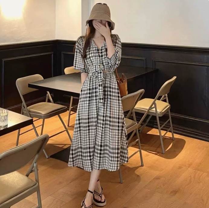 ワンピース フレア ロング丈 半袖 Vネック パフスリーブ ぽわん袖 ウエストマーク オーバーチェック かわいい 大人可愛い きれいめ シンプル カジュアル 大人 上品 おしゃれ 大人女子 こなれ感 主役級 チェック柄 夏 20代 30代 レディース デート 女子会 休日｜エマノンストア店