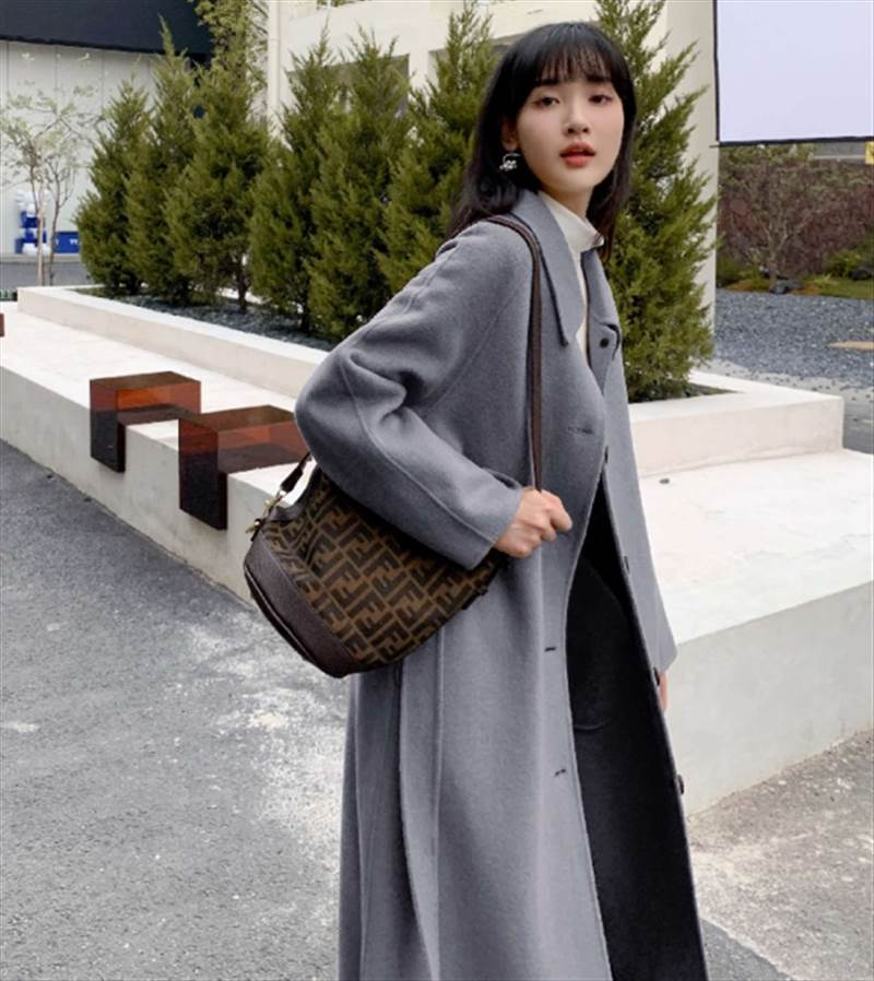 アウター コート ロング丈 長袖 襟付き ウエストマーク リボン 前開き 大人可愛い きれいめ シンプル カジュアル 上品 おしゃれ 大人女子 ガーリー 存在感 無地 秋 冬 10代 20代 30代 40代 レディース ママ 通学 デート お出かけ 普段使い 防寒 モテ インスタ映え 美容師｜エマノンストア店