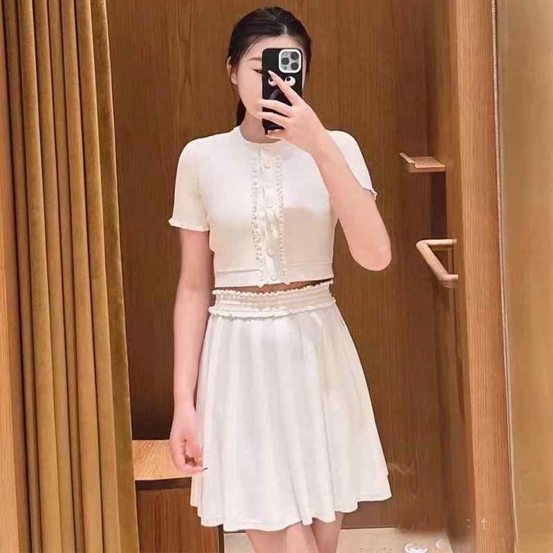 レディース 秋 木耳縁 ラウンドネック 半袖 ニット トップス ショートパンツ Aライン 膝上スカート セット 気質 通勤 スタイル 白色 ブラック ポリエステル 混合 軽量 伸縮性 女性 普段使い デイリー コーデ シンプル デザイン｜emuland