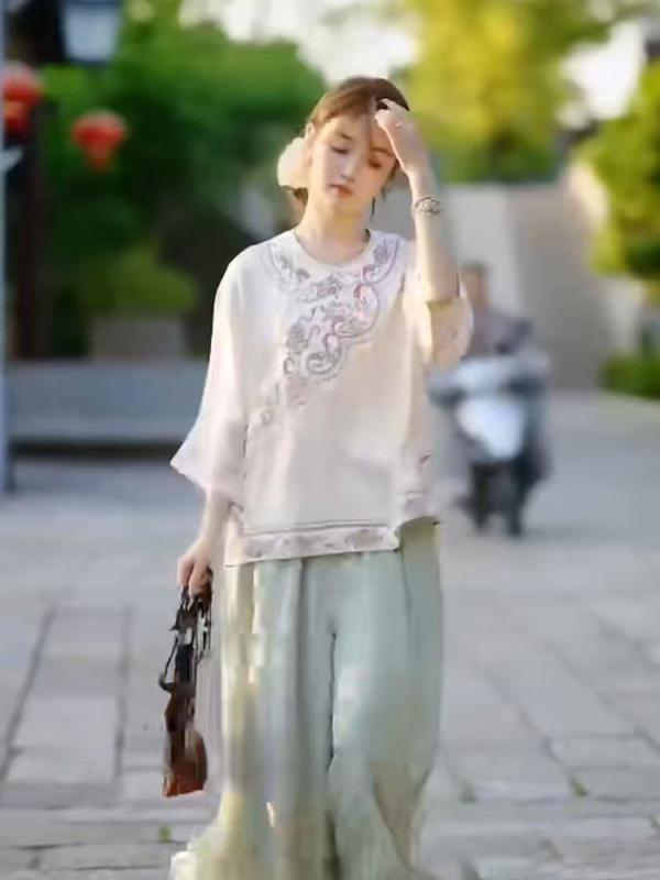 Tシャツ レディース 民族風 春夏 白 綿 七分袖 ラウンドネック ゆったり 薄手 トップス シャツ 春 復古 スタイル 日常使い 軽量 柔らかい 着こなし 幅広 シルエット シンプル カジュアル 女性用 半袖 風通し 良い 素材 70-80% コットン｜emuland