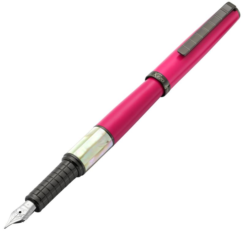 Xezo Speed Master 万年筆、細字。マットセリスフューシャ、ホワイトマザーオブパール。ガンメタルメッキ。軽量真鍮ボディ。同じものは二つとない｜emuland