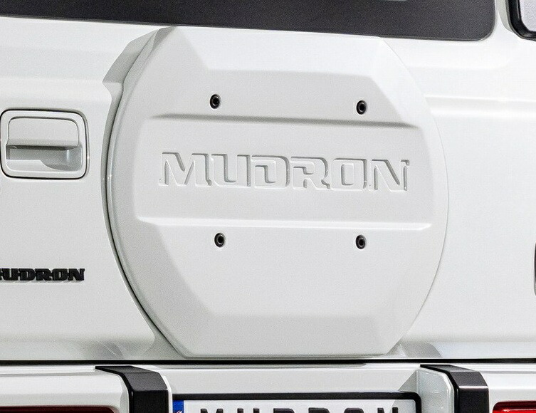 【M's】 ジムニーノマド JC74W (2025.4-) AIMGAIN MUDRON GTS スペアタイアレスゲートカバー (ワイパーレス仕様) FRP 未塗装 エイムゲイン マッドロンGTS 社外 エアロ パーツ 部品 外装 新型 現行 カスタム SUZUKI スズキ 74ノマド JC74 トランクゲート 5ドア MUDRONAD06R｜エムズパーツshop　店