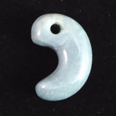糸魚川小滝産 翡翠勾玉 楽天市場】糸魚川翡翠 小滝入コン沢産 勾玉 ブルー 2.7g 証明書付