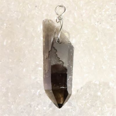スモーキークォーツ ケアンゴーム ドフィーネ式双晶 ワイヤー ペンダントトップ 18.1g｜榎本通商