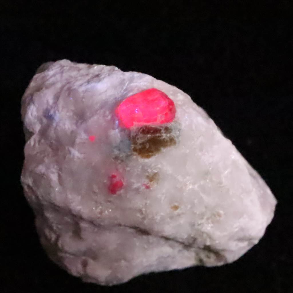 楽天市場】【現品限り】 ルビー 結晶 原石 ミャンマー産 2.1ct 楽天市場】【現品限り】 ルビー 結晶 原石 ミャンマー産 2.1ct