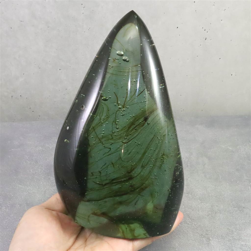 インドネシア産アンダラクリスタル　ポリッシュ オリーブグリーン 1688g
