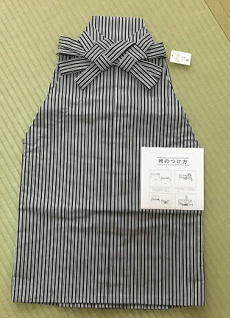 【送料無料】【同時購入サービス有】【お祝いラッピング可】 +++袴セット+++和/ストライプ/クロ ５才男の子/袴 /七五三 /単品/礼装用 /袴/角帯/短刀/お守り/羽織紐/扇子/雪駄 57526f 19,096円
