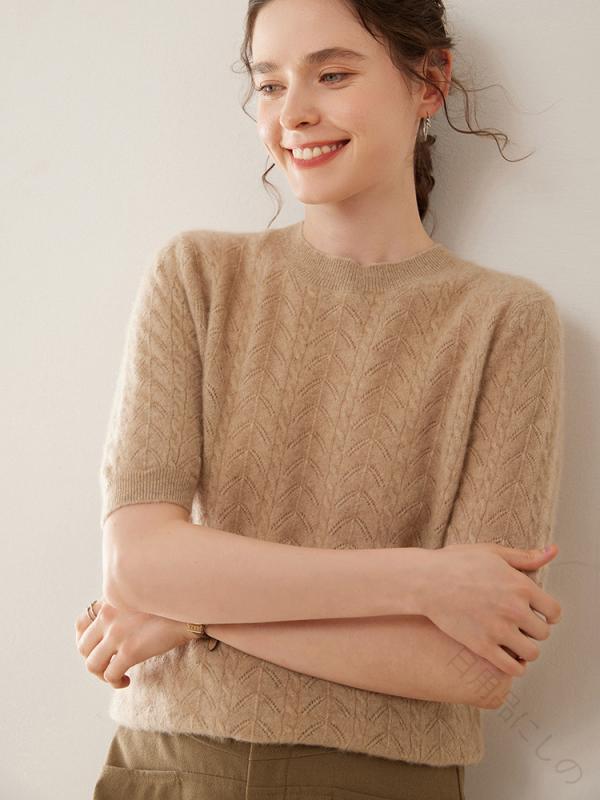 もの柔らかなカシミールの膚ざわり 秋冬の事務室に馴染む御膳上等スウェーター ゆったり影ぼうしでお上さんらしさ 透かし編みの冷やりとしたさ 五分袖で陽気の移り変わりにも 朦朦たるなのに口さかしい 通い言葉衣裳の定番に 日用品雑貨・文房具・手芸-その他