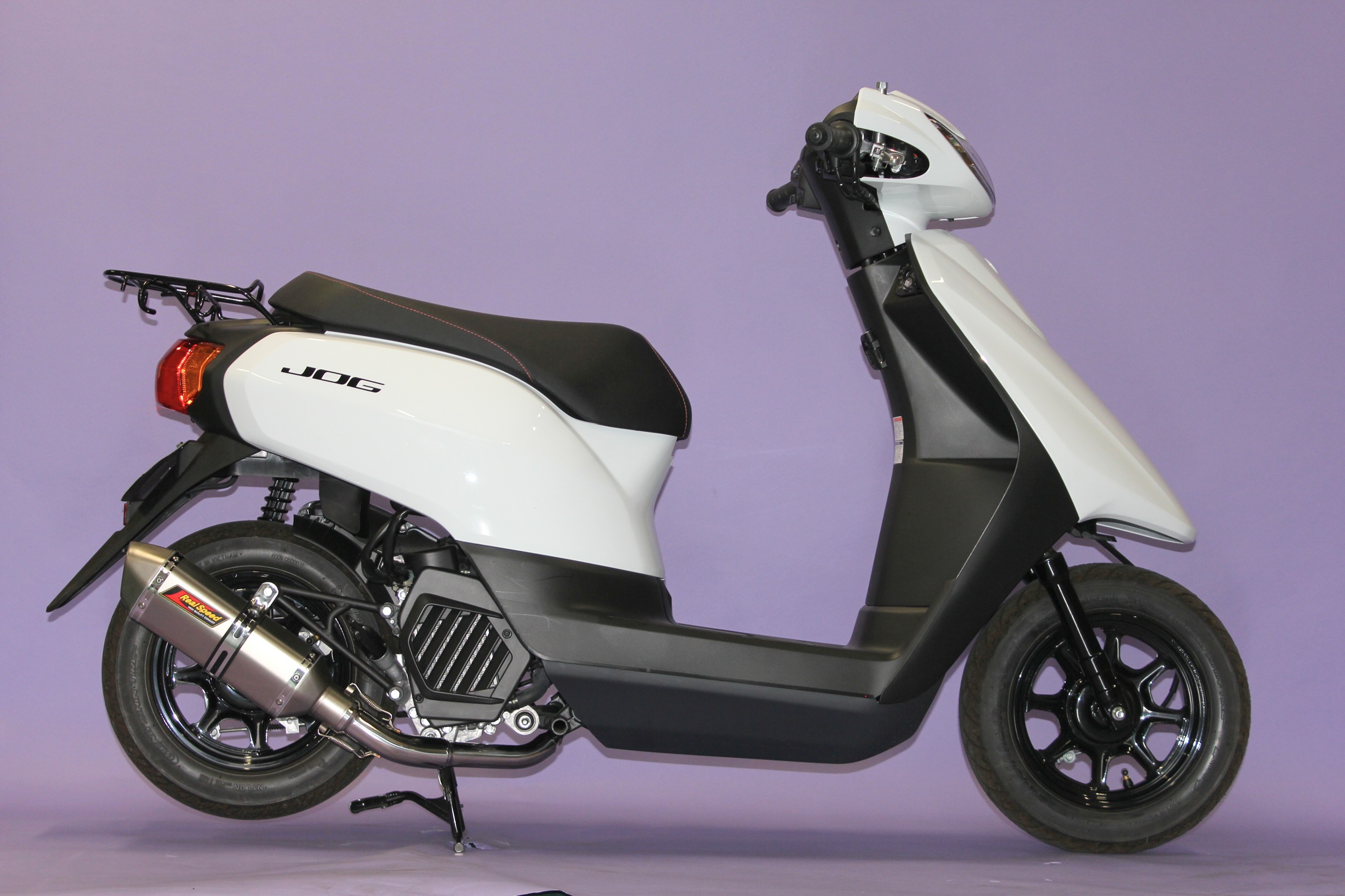 Realspeed ジョグ JOG バイクマフラー 2BH-AY01 セイバー ソリッドサイレンサー 異形 マフラー フルエキゾースト カスタム パーツ 交換 社外品 リアルスピード ヤマハ｜Valiente shop