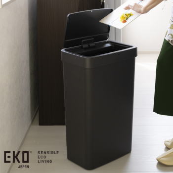 【ポイント最大47.5倍7/19日20時から】EKO ゴミ箱 ダストボックス センサー式 電池式 自動開閉 センサービン ごみ箱 50リットル 大容量 角型 フタ付き ふた付き 蓋付き プラスチック製 縦型 ハナセンサービン50L EK6226P-50L-BL ブラック｜べりはやっ！スポーツ店