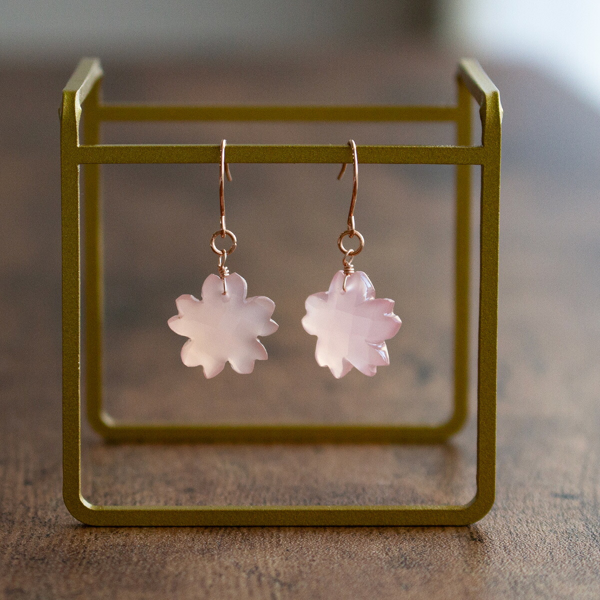 ピンクカルセドニー 桜カット ピアス イヤリング 天然石 ピンク ゴールド サージカルステンレス ニッケルフリー 金属アレルギー対応 シンプル 大人可愛い 春アクセサリー 花見コーデ｜エッセンス