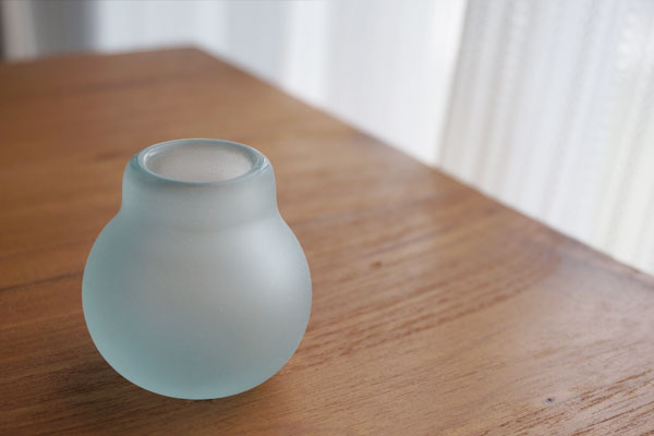 【楽天市場】バリガラス ミニ フラワーベース B フロスト 一輪挿し ガラス おしゃれ 花瓶 小さい フラワーベース ミニ 丸型 シンプル